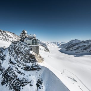 Jungfraujoch s observatoří Sphinx a ledovcem Aletschgletscher. Foto: Rob Lewis