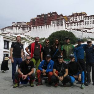 Expediční tým u paláce Potala v tibetské Lhase.