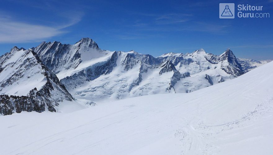Pohled na čtyř tisícovky Bernských Alp, Švýcarsko