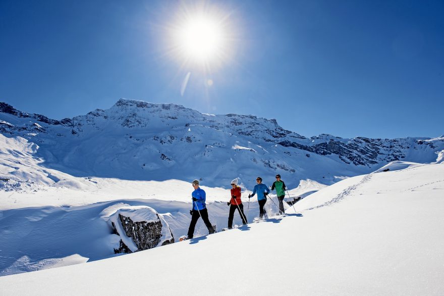 Chcete si odpočinout od lyžování? Vyrazte na výlet na sněžnicích. Foto: Stephan Boegli