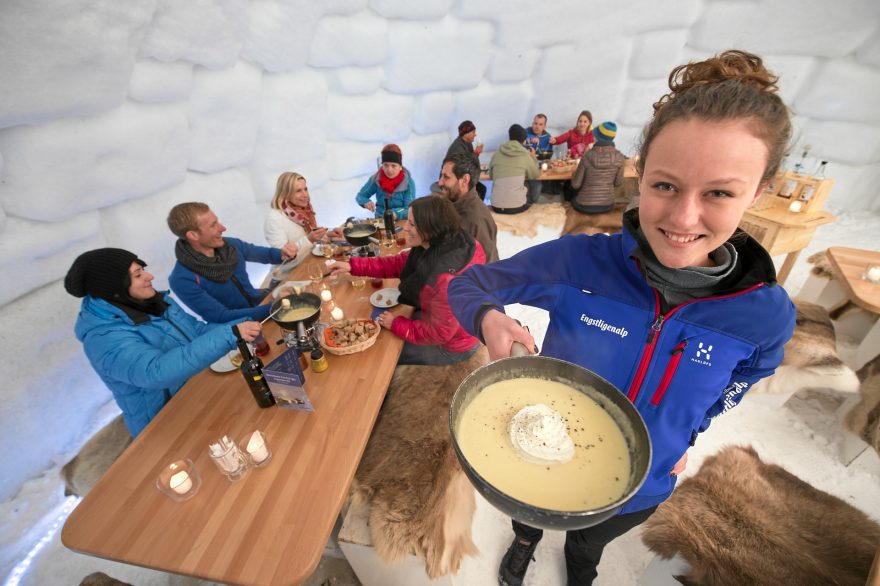 Zajděte si do iglú na fondue a další švýcarské speciality. Foto: Stephan Boegli