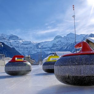 Na otevřených ledových plochách si můžete vyzkoušet i curling, Lenk, Švýcarsko