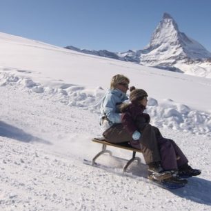 Matterhorn, jako kulisa při sjezdu na saních, Švýcarsko