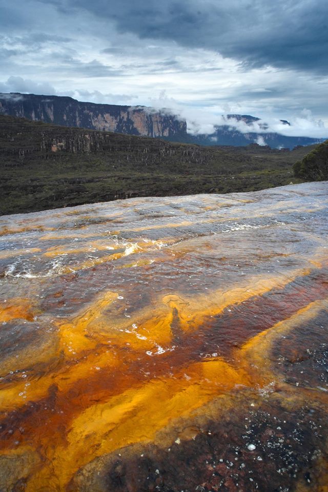 Západní řeka na Akopánu
