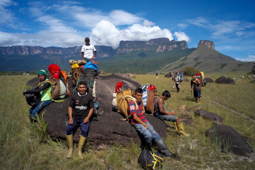 Při výstupu na Akopán s vynáškou vybavení namísto vrtulníku pomáhala místní komunita Pemonů. Venezuela