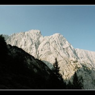Masív s vrcholy, zleva Ellmauer Halt (2344m) - Gamshalt (2291m) a Kleine Halt 2116m)