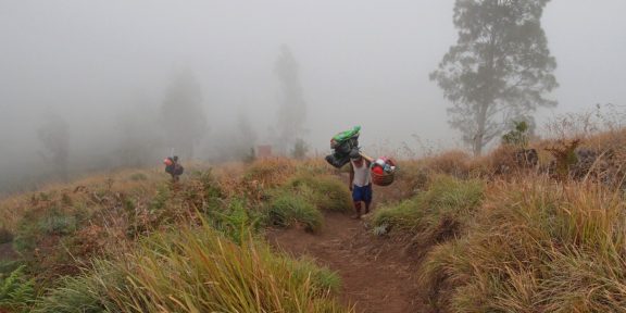 Výstup na Mount Rinjani na ostrově Lombok v Indonésii