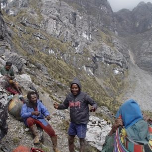 Nosiči během výstupu na Carstensz Pyramid, Nová Guinea