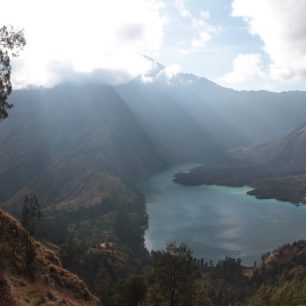 Jezero Senara Anag se sopkou 