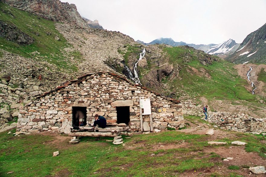 Kamenná salaš na horské louce Leviona