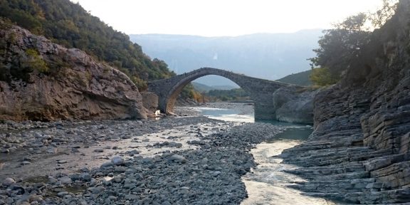 Národním parkem Bredhi i Hotoves k termálním ramenům Lengarice
