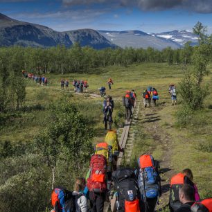 Již po pár kilometrech se z davu oddělí samostatné skupinky, Fjällraven Classic 2016, Švédsko