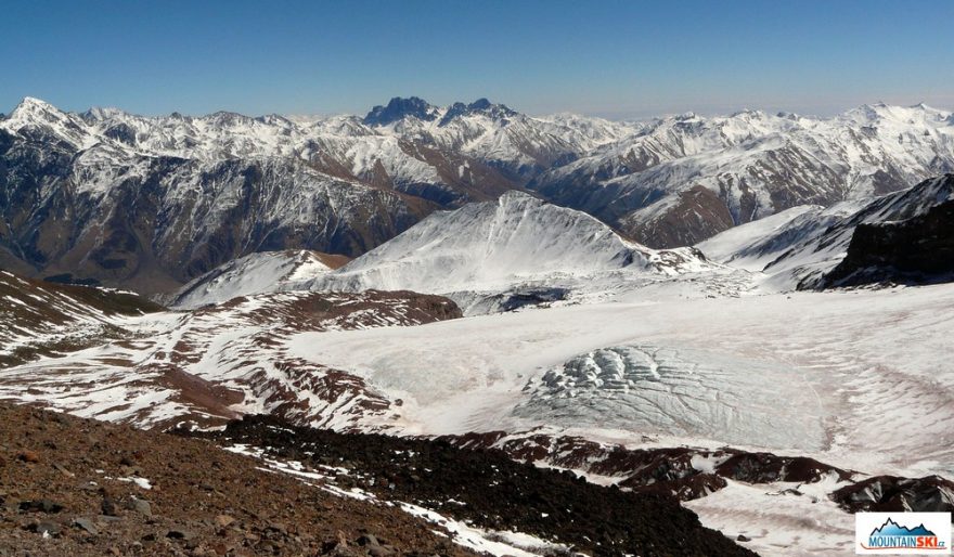 Pohled od Bethlemi Hut – ledovec Gergeti, Kazbek za zády