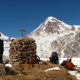Jedna z mnoha přestávek na cestě k vrcholu Kazbek, Gruzie