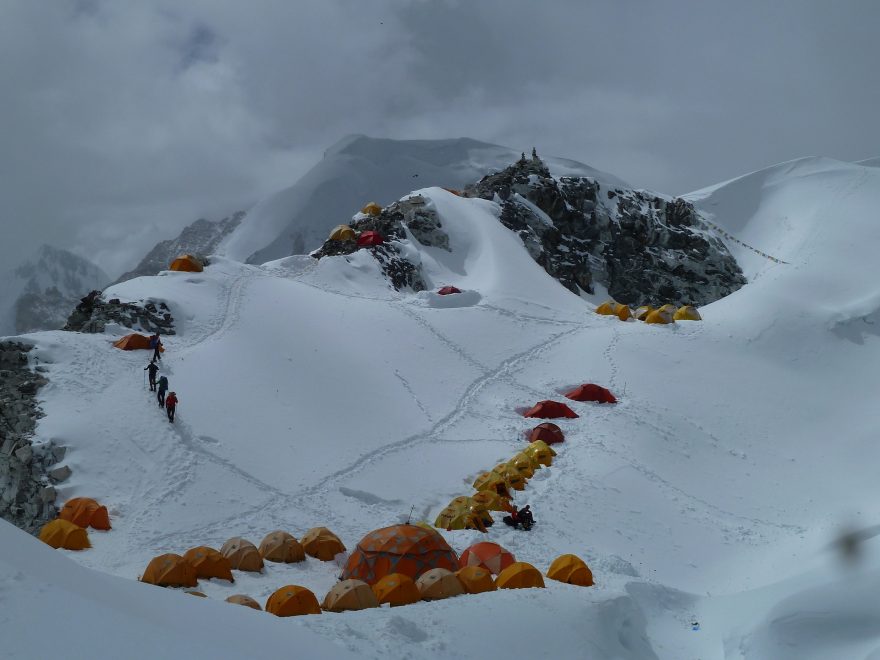 První výškový tábor ve výšce 6300 m.