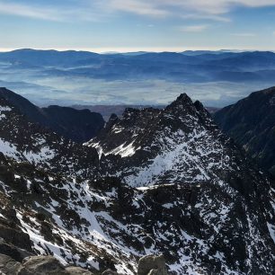 Výhled z Rysů do Mengusovské doliny, Vysoké Tatry.imní Vysoké Tatry - Rysy a Ostrva