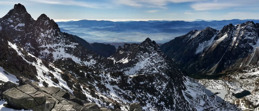 Výhled z Rysů do Mengusovské doliny, Vysoké Tatry.imní Vysoké Tatry - Rysy a Ostrva