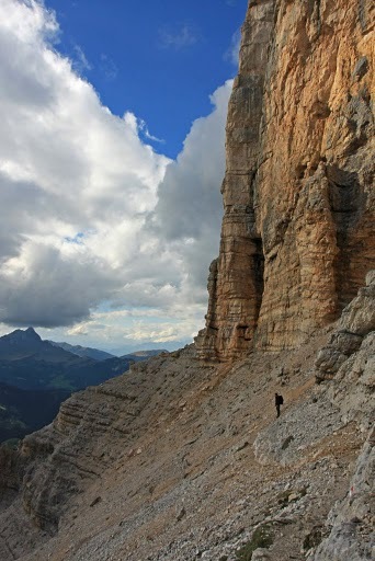 V doprovodu mohutných stěn