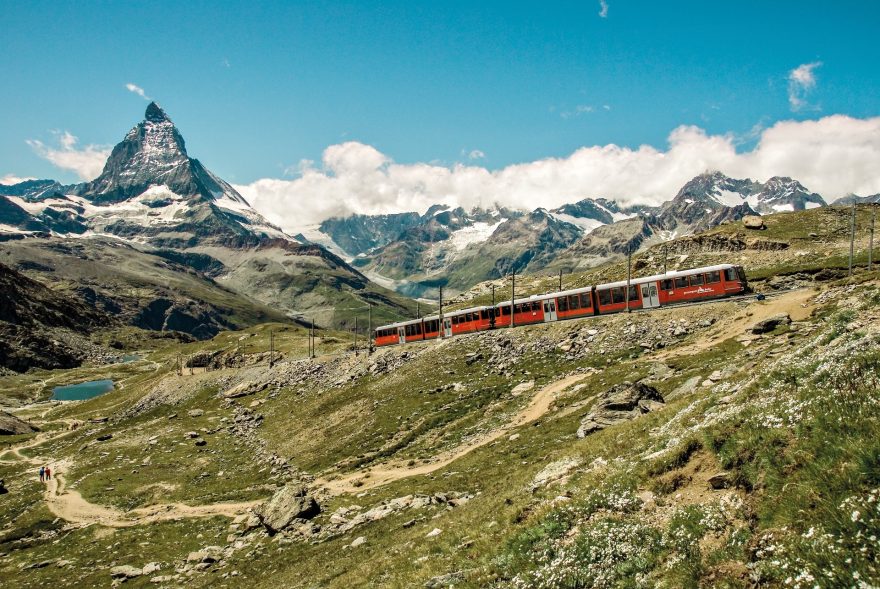 Elektrifikovanou železnicí se snadno dostanete do hor. Trasa z Zermattu do Gornergratu. Foto Toni Mohr