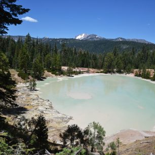 Sirné jezero Boiling lake a Lassen Peak (3187 m) na obzoru, Lassen Volcanic NP, USA