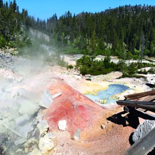 Kouřící fumaroly a vřící bahenní jezírka doplňuje zápach síry, Lassen Volcanic NP, USA