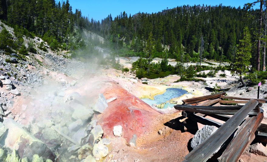 Kouřící fumaroly a vřící bahenní jezírka doplňuje zápach síry, Lassen Volcanic NP, USA