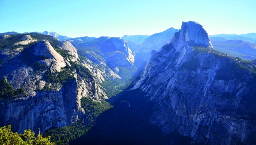 Ikonický pohled z vyhlídky Glacier Point (2199 m) na údolí Yosemite Valley, nad nímž se tyčí majestátní Half Dome. USA