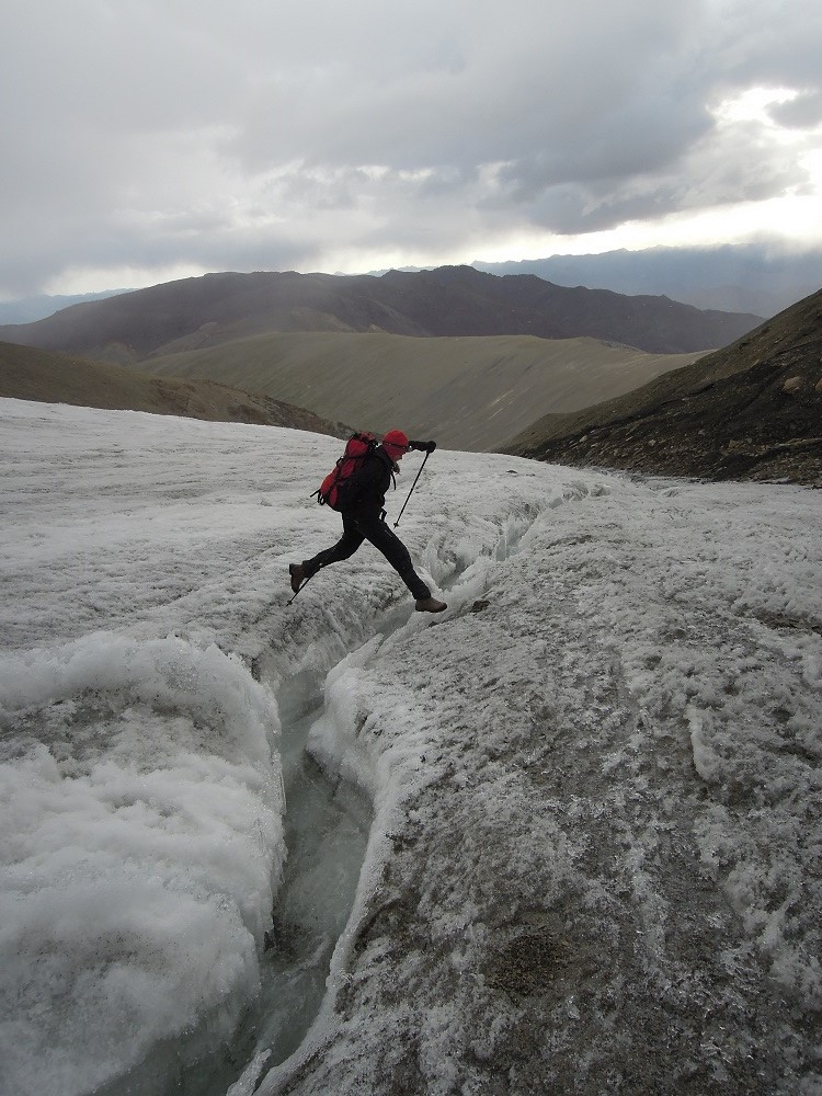 Přeskok přes ledovcovou říčku, Indie
