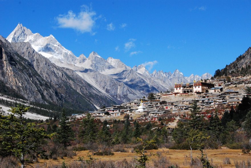 Nad klášterem Lenggo se zdvihají ostré žulové zuby, úplně nalevo dominantní Sachun 5.716 m.