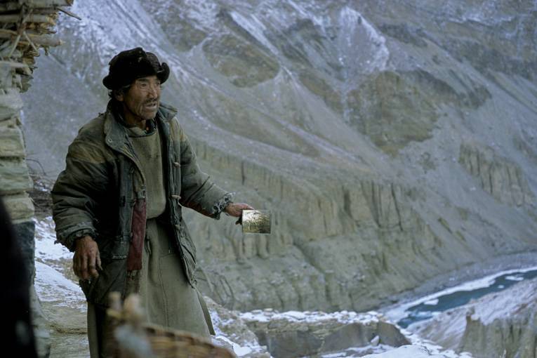 Místní obyvatelé po cestě na zamrzlé řece, Chadar trek, Indie