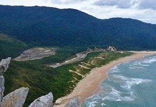 Pláž Lagoinha do Leste na ostrově Santa Catarina v Brazílii