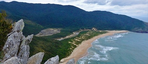 Pláž Lagoinha do Leste na ostrově Santa Catarina v Brazílii
