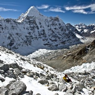 Lidská pomíjivost v kontrastu s horami, Nepál