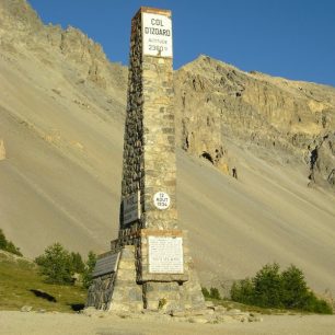Památník v sedle, zdroj: wikipedia, foto: Francois Trazzi