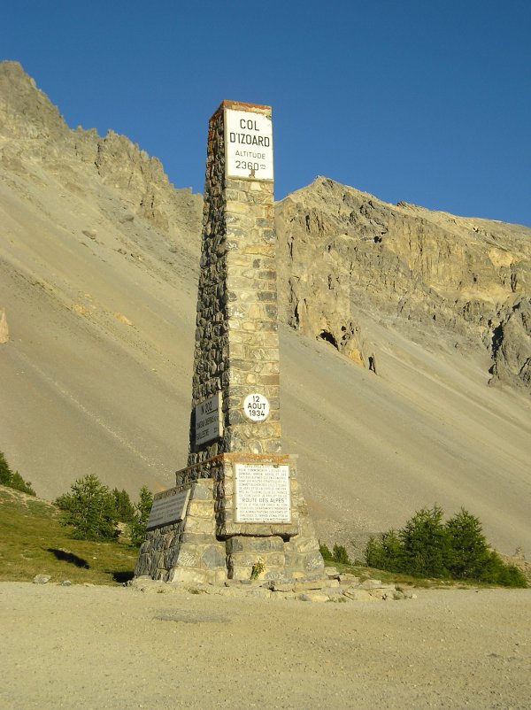 Památník v sedle, zdroj: wikipedia, foto: Francois Trazzi