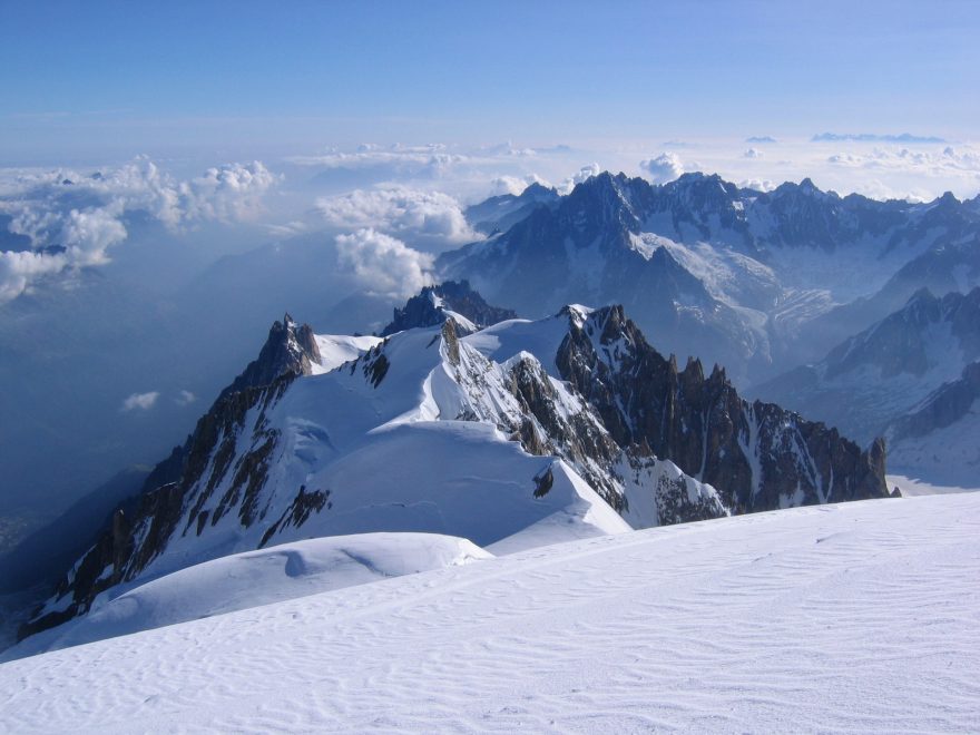 Pohled z vrcholu na Aiguille du Midi (3842 m), Mont Blanc du Tacul (4248 m) a Mont Maudit (4465 m)