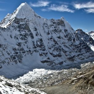 Přechod masívu Kanchenjungy: náročný trek s možným výstupem na Tengkoma peak