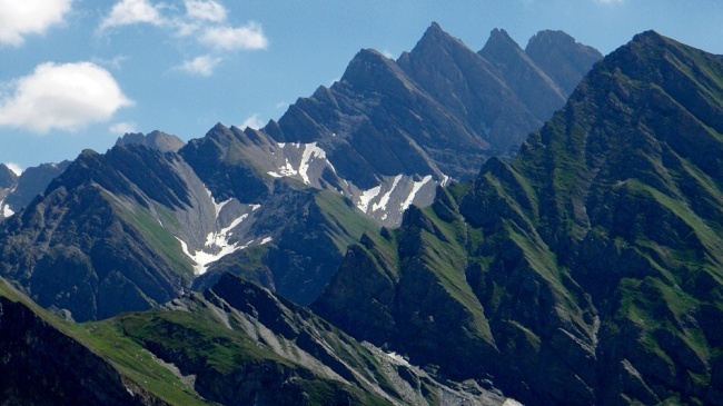 Zelené kopečky v okolí...