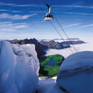 Jízda nad trhlinami v ledovci, Titlis, Švýcarsko