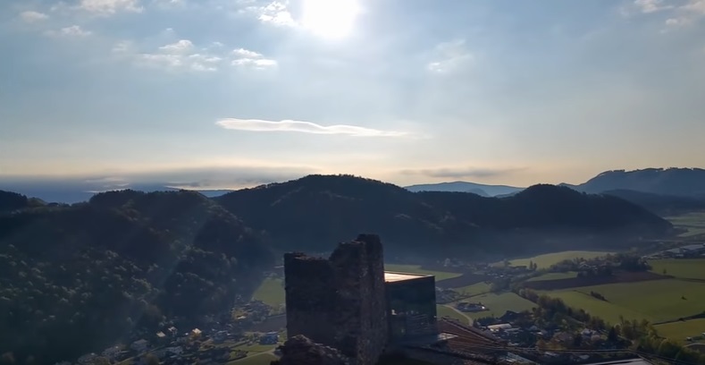 Malebné podhuří Karavanek