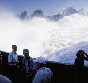 Jedna z vyhlídkových teras, Rýnský vodopád, Švýcarsko