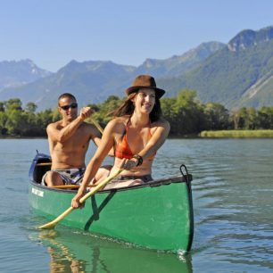 Po jezeře se můžete dopravovat různými prostředky, třeba na kajaku, Ženevské jezero, Švýcarsko