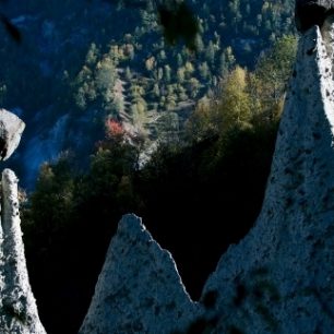 Kamenné pyramidy nebo snad termitiště, Val d’Hérens, Švýcarsko