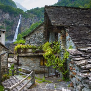 Kamenné domky u vodopádu Foroglio, Švýcarsko