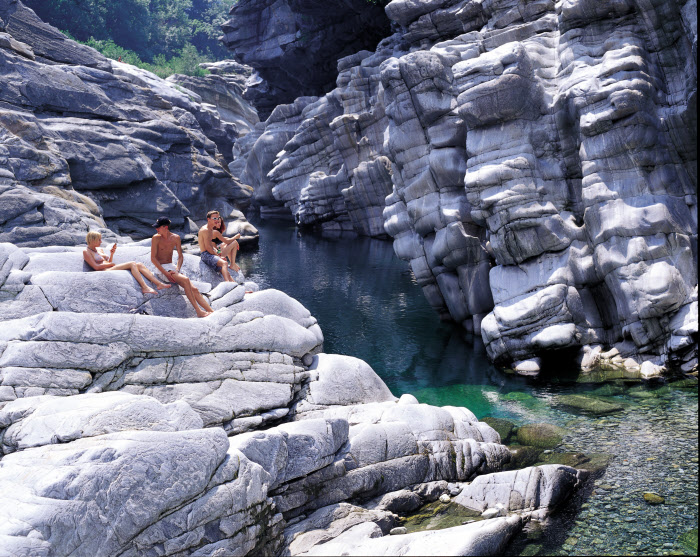 Azurové vody řeky Maggia, Švýcarsko