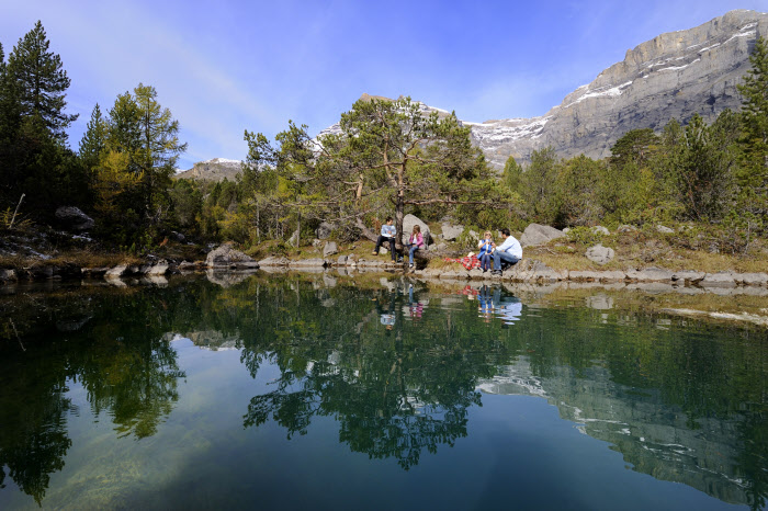 Jezero Derborence nabízí spoustu příležitostí pro procházky, Švýcarsko