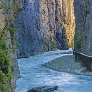 Azurové vody v soutěsce Aare Gorge, Švýcarsko