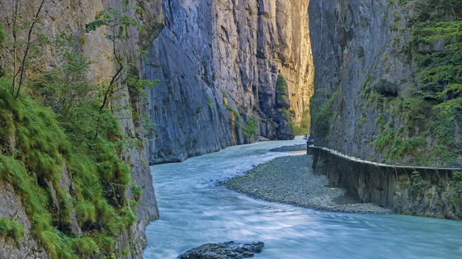 Azurové vody v soutěsce Aare Gorge, Švýcarsko