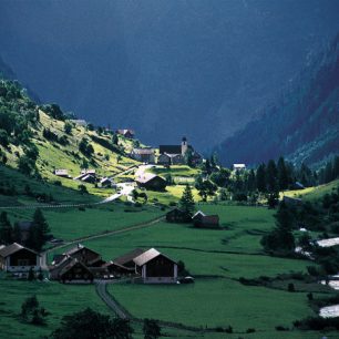 Výhled do údolí ze Sustenpass, Švýcarsko