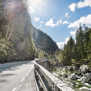 Asfaltové cesty kolem soutěsky Viamala, Švýcarsko